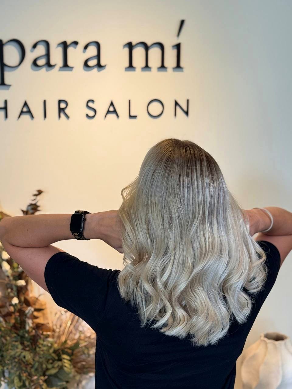Kühles Aschblond mit weichen Wellen vor der Para mi Salonwand