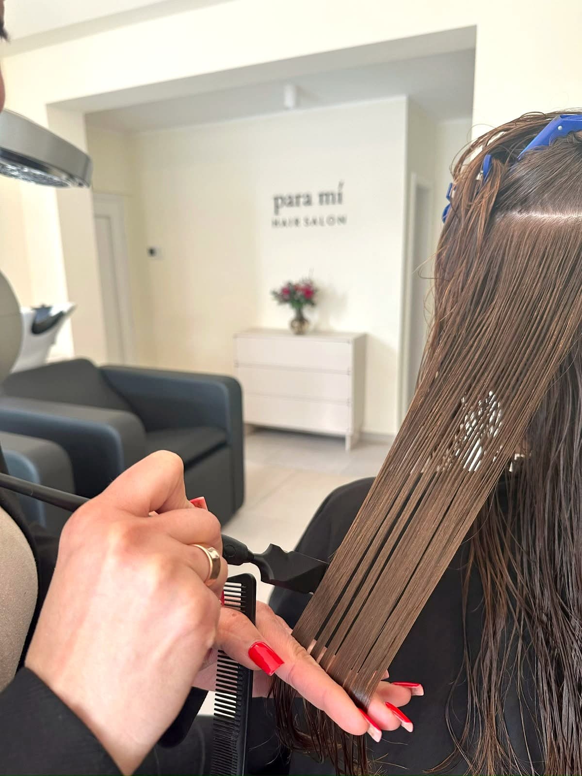 Calligraphy Cut in Arbeit: der Calligraph an der Strähne im Para mi Hairsalon