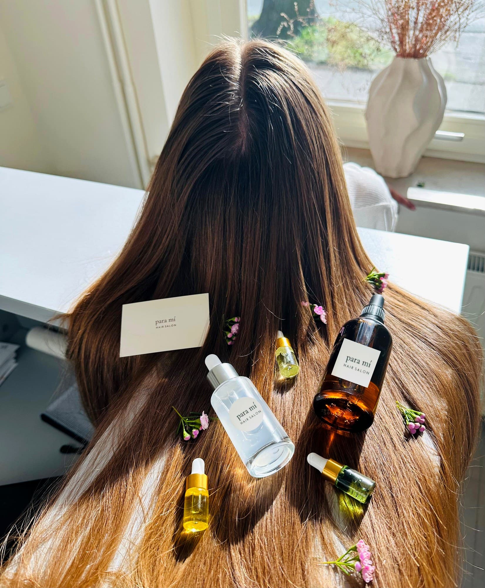 Die reinen Öle der Natural Oil Therapy auf langem, glänzendem Haar