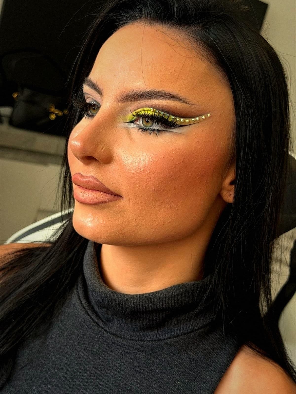 Editorial Make-up mit grafischem gelbem Eyeliner