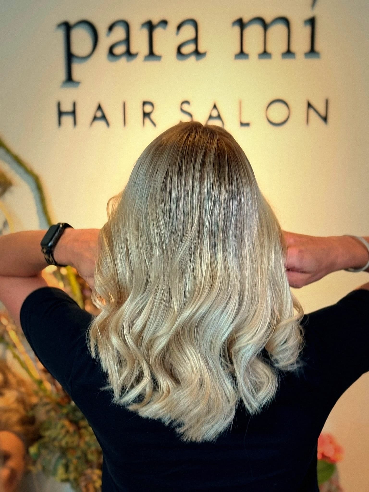 Frisch geschnittenes, glänzendes Blond im Para mi Hairsalon