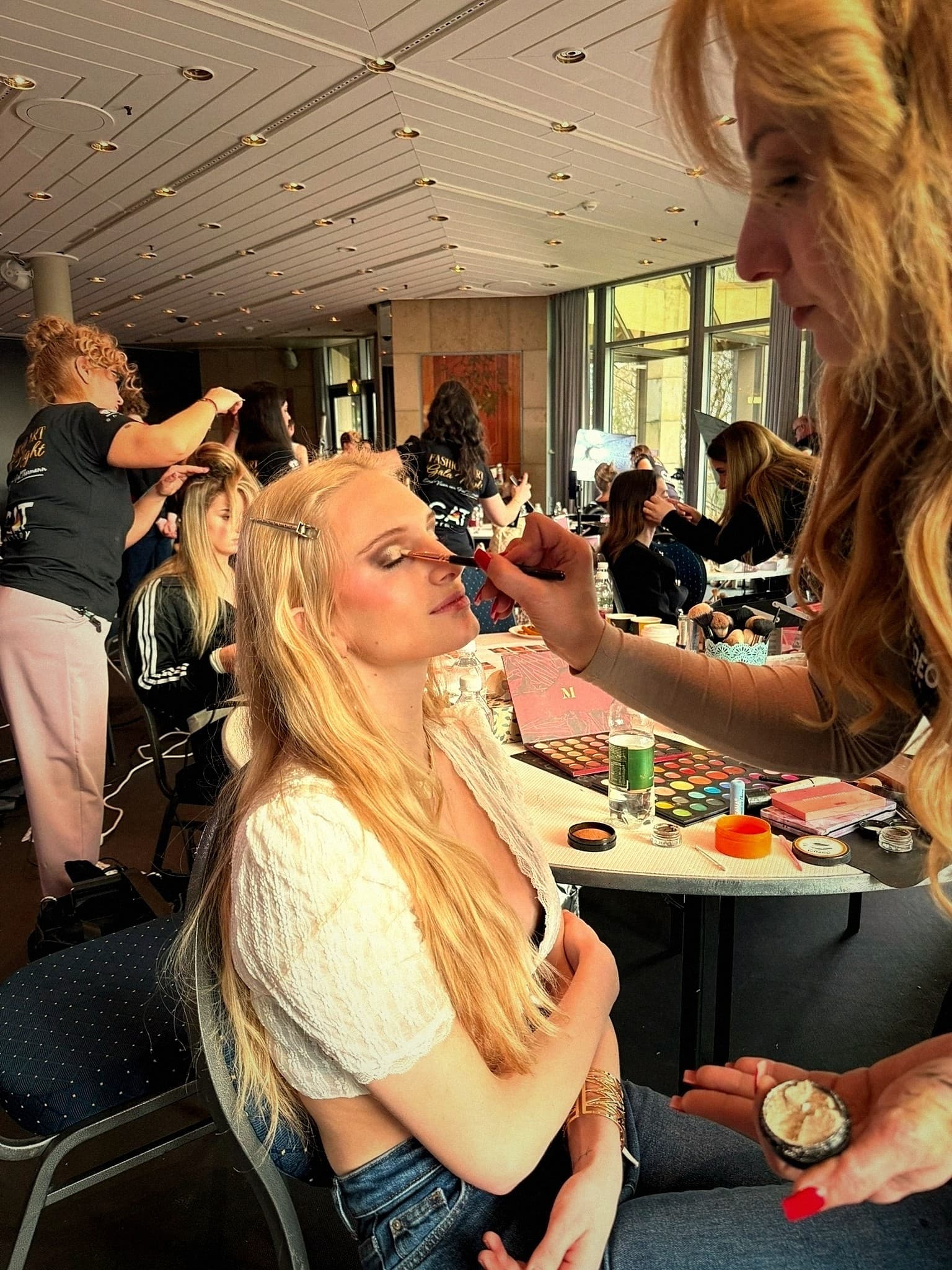 Gruppenaufnahme einer Editorial-Produktion